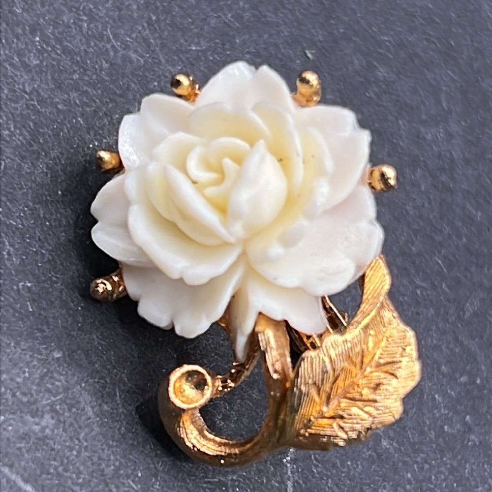 Vintage white flower clip earrings - Picture 2 of 5